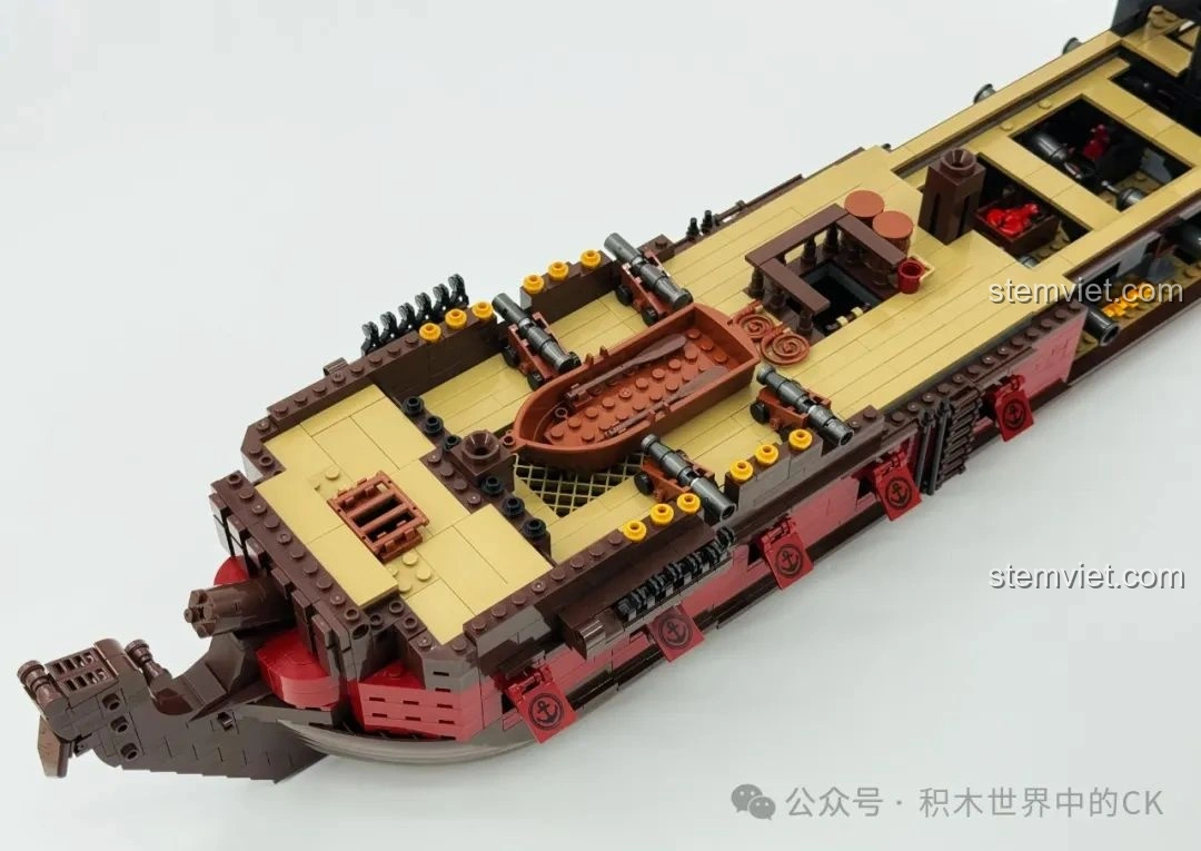 Thuyền cứu sinh và súng thần công trên boong của bộ xếp hình Tàu Chiến Cướp Biển 33306, chi tiết sống động.