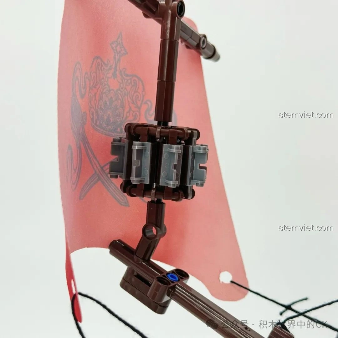 Thuyền nhỏ và mái chèo trên boong của bộ lắp ghép Mô hình Tàu Hải Tặc BAKA33306, chi tiết.