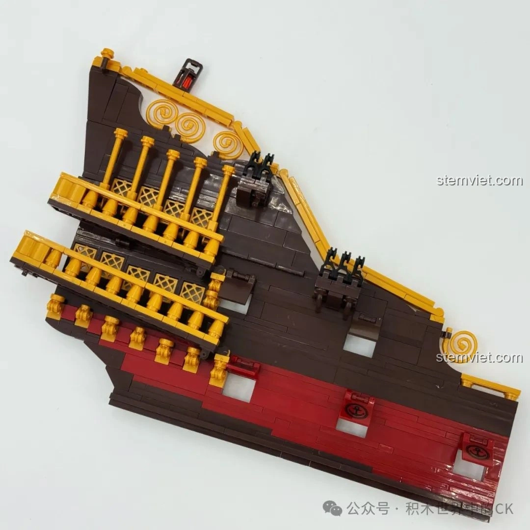 Tổng thể phần đuôi tàu của bộ đồ chơi xây dựng Tàu Cướp Biển Lớn BAKA 33306, kiến trúc phức tạp.