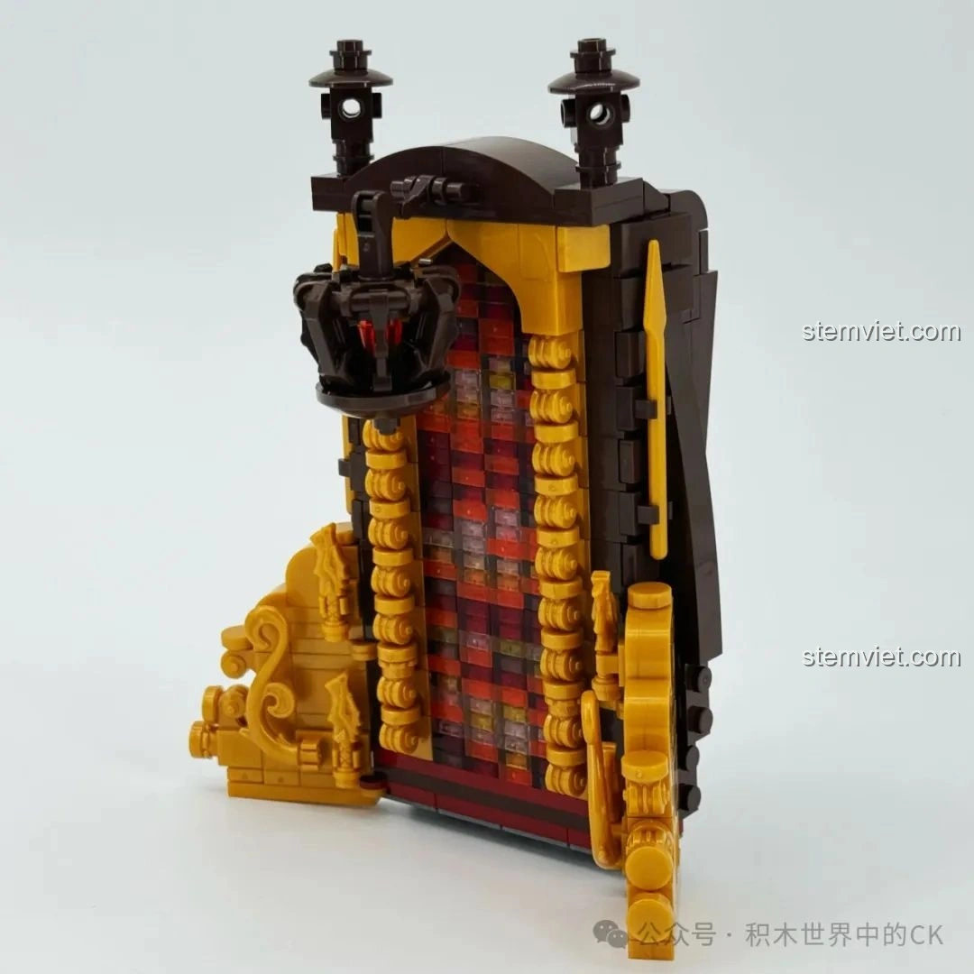 Phần trang trí phía sau của bộ xếp hình Tàu Hải Tặc Nữ Hoàng Anne Báo Thù BAKA 33306, chi tiết tinh xảo.