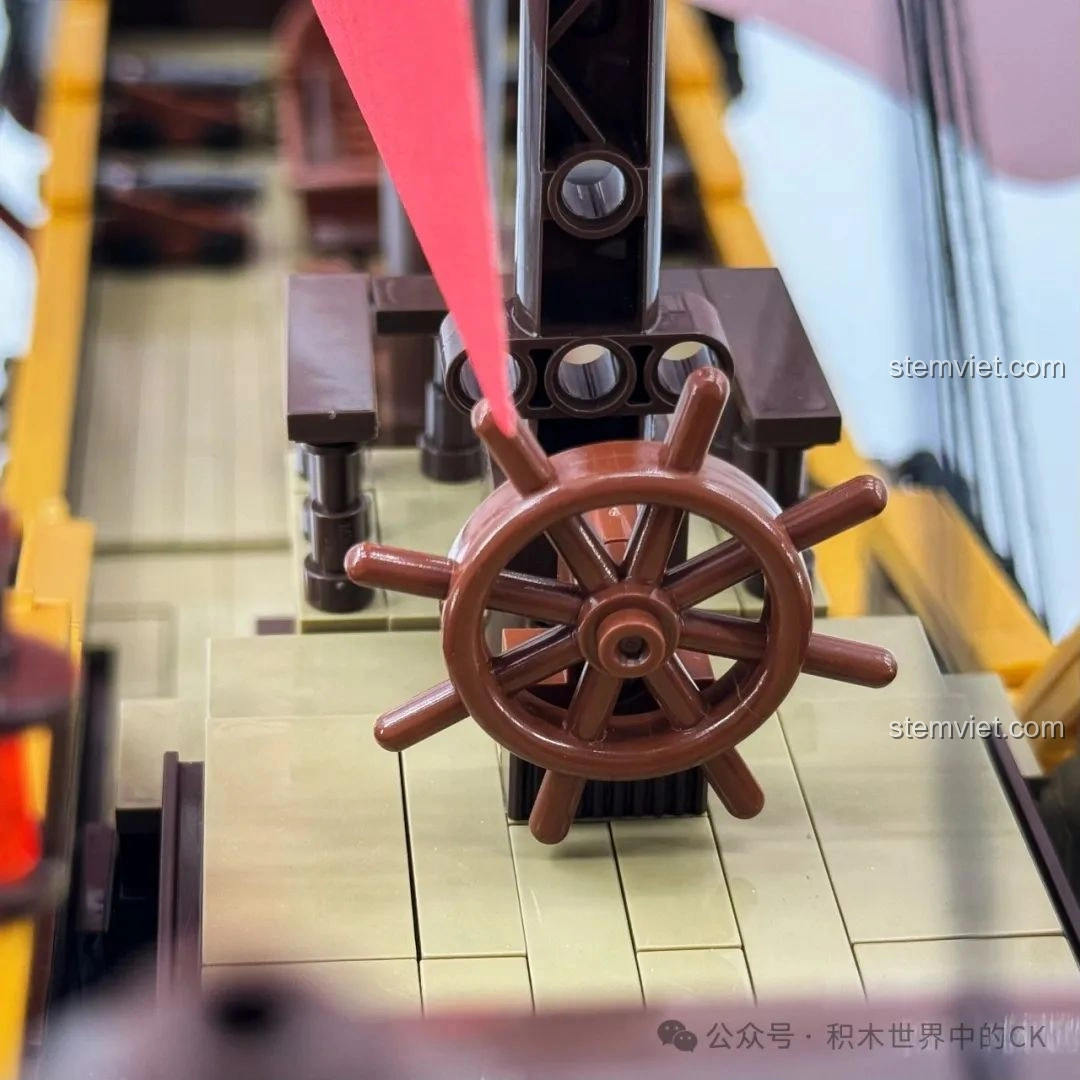 Cận cảnh các chi tiết trang trí ở đuôi tàu của bộ đồ chơi mô hình Tàu Hải Tặc BAKA, hiệu ứng ánh sáng.