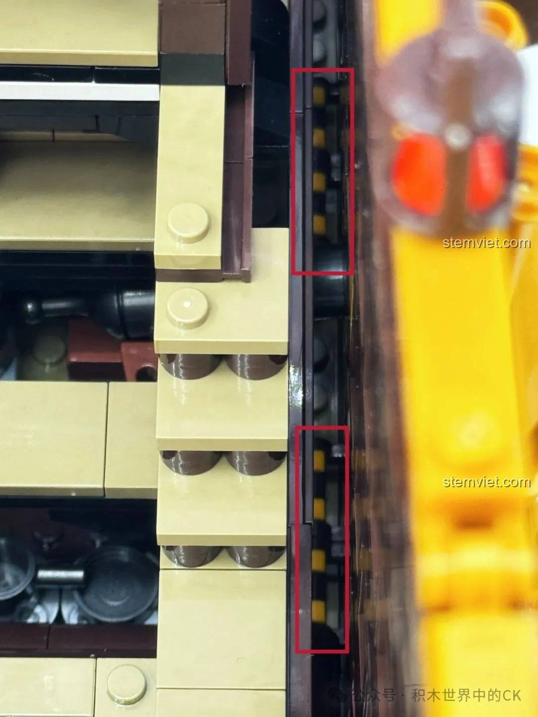 Góc nhìn từ trên xuống các cột buồm và buồm của bộ xếp hình Tàu Cướp Biển Lớn 33306, đồ sộ.