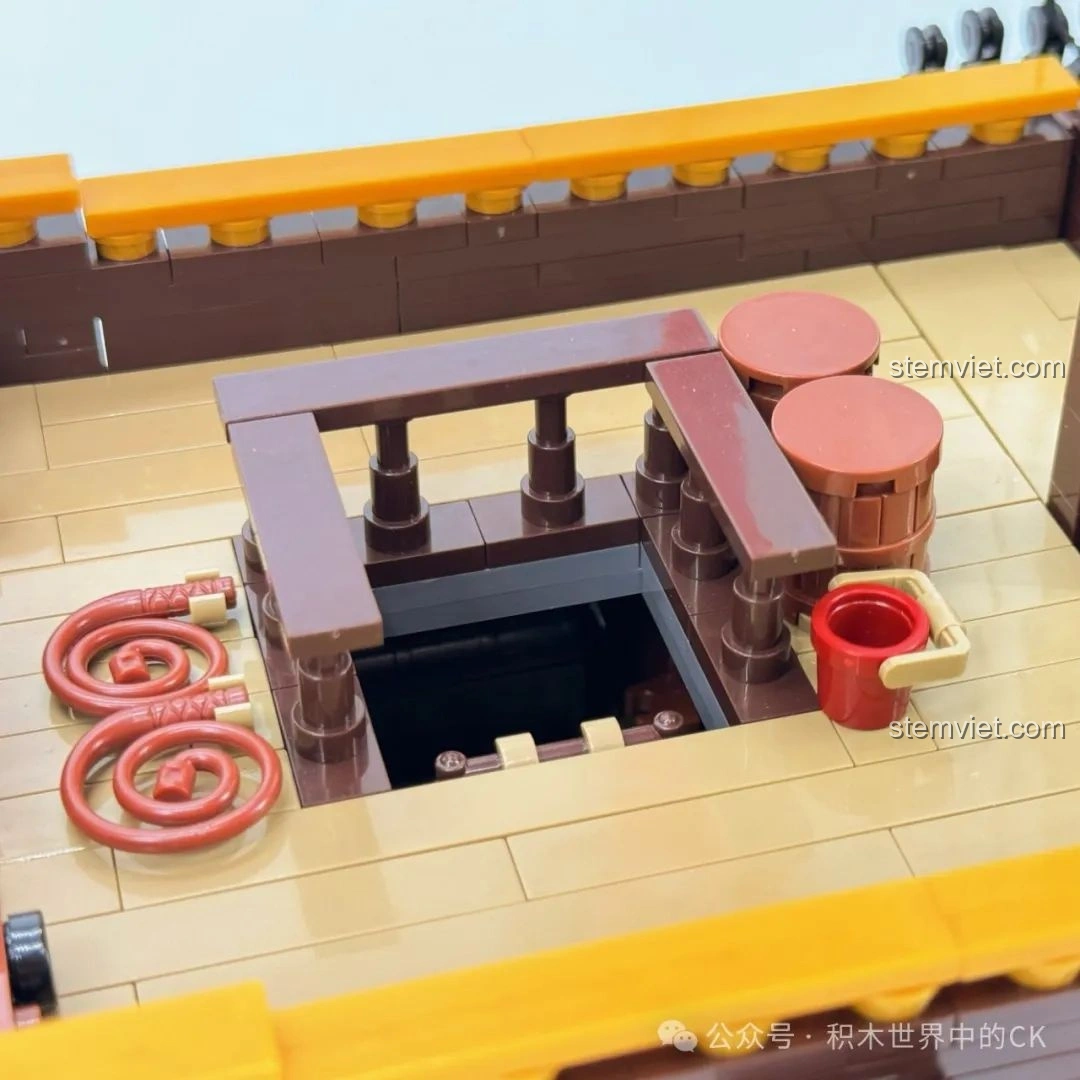 Góc nhìn từ trên xuống khoang tàu của bộ đồ chơi mô hình Tàu Hải Tặc BAKA, sắp xếp hợp lý.