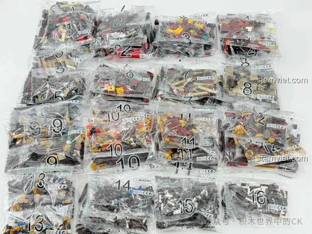 Các túi mảnh ghép được đánh số của bộ lắp ghép Mô hình Tàu Hải Tặc BAKA33306, sắp xếp khoa học.