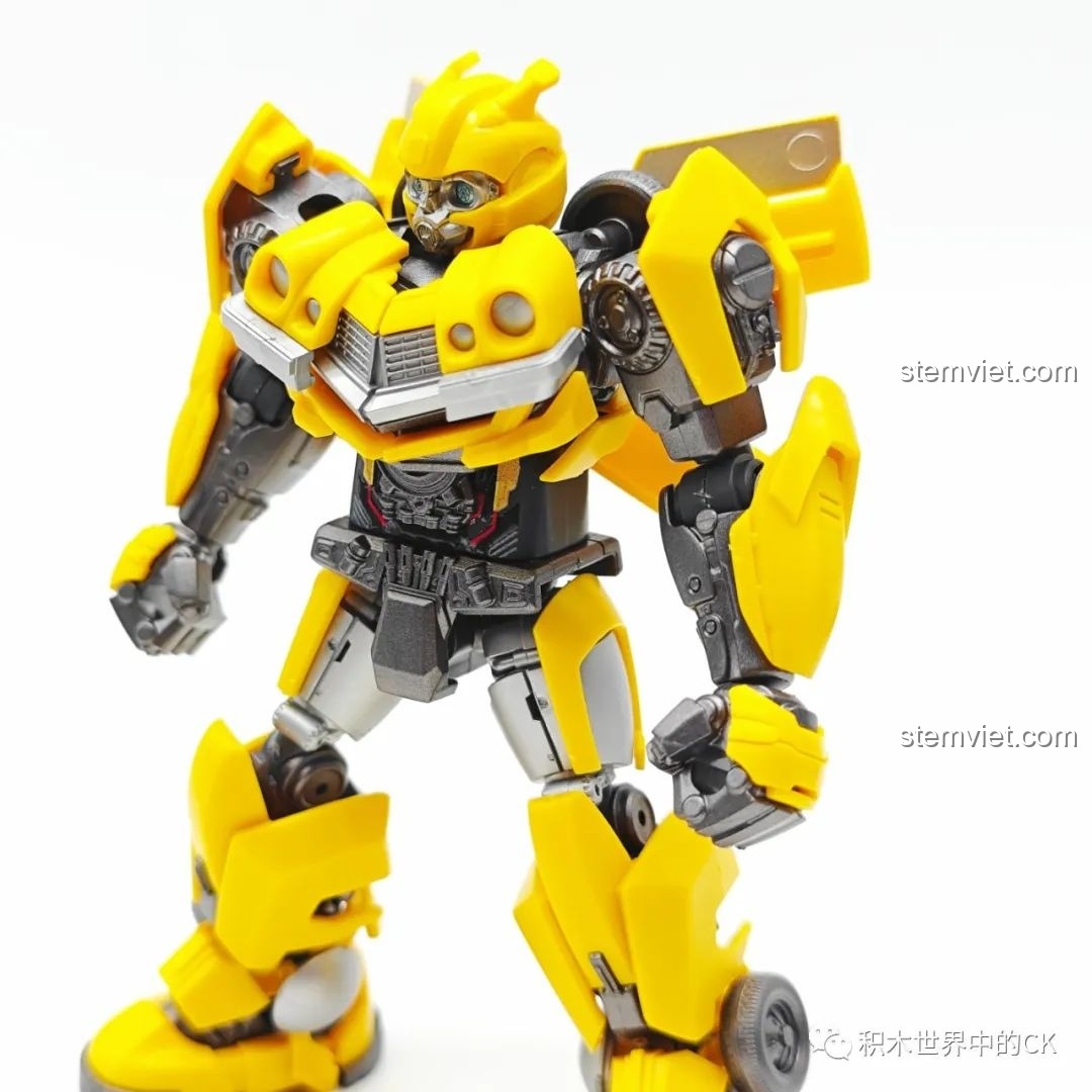 Cận cảnh chi tiết phần ngực của mô hình BLOKEES 71142 Bumblebee, với các đường nét cơ khí và logo Autobot.