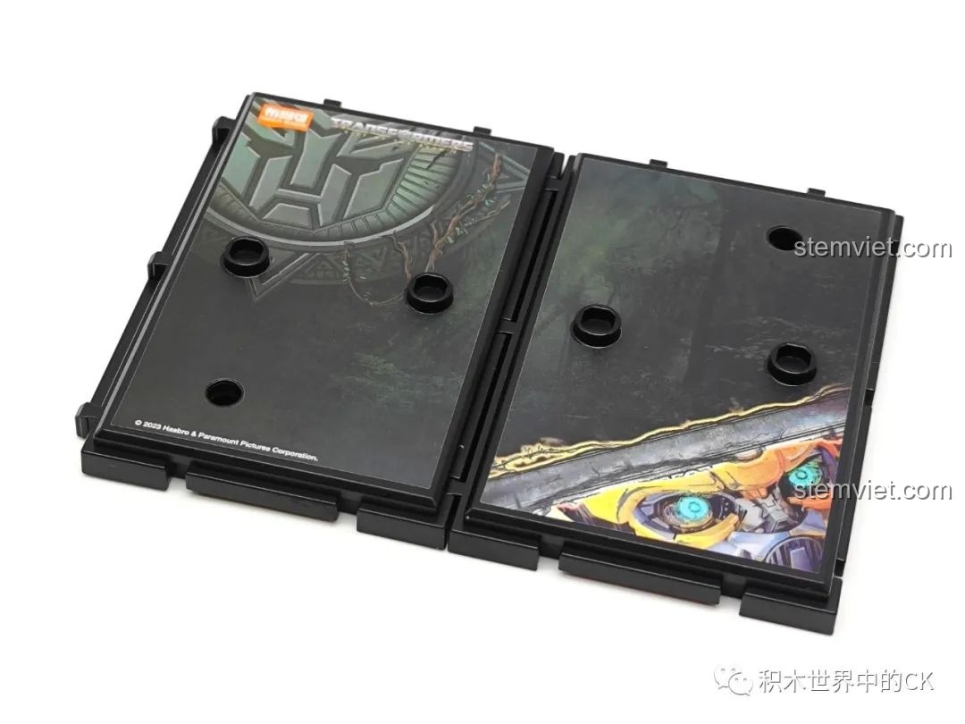 Đế trưng bày đã lắp ráp của mô hình BLOKEES 71142 Bumblebee, với họa tiết Transformers, giúp mô hình đứng vững và đẹp mắt.