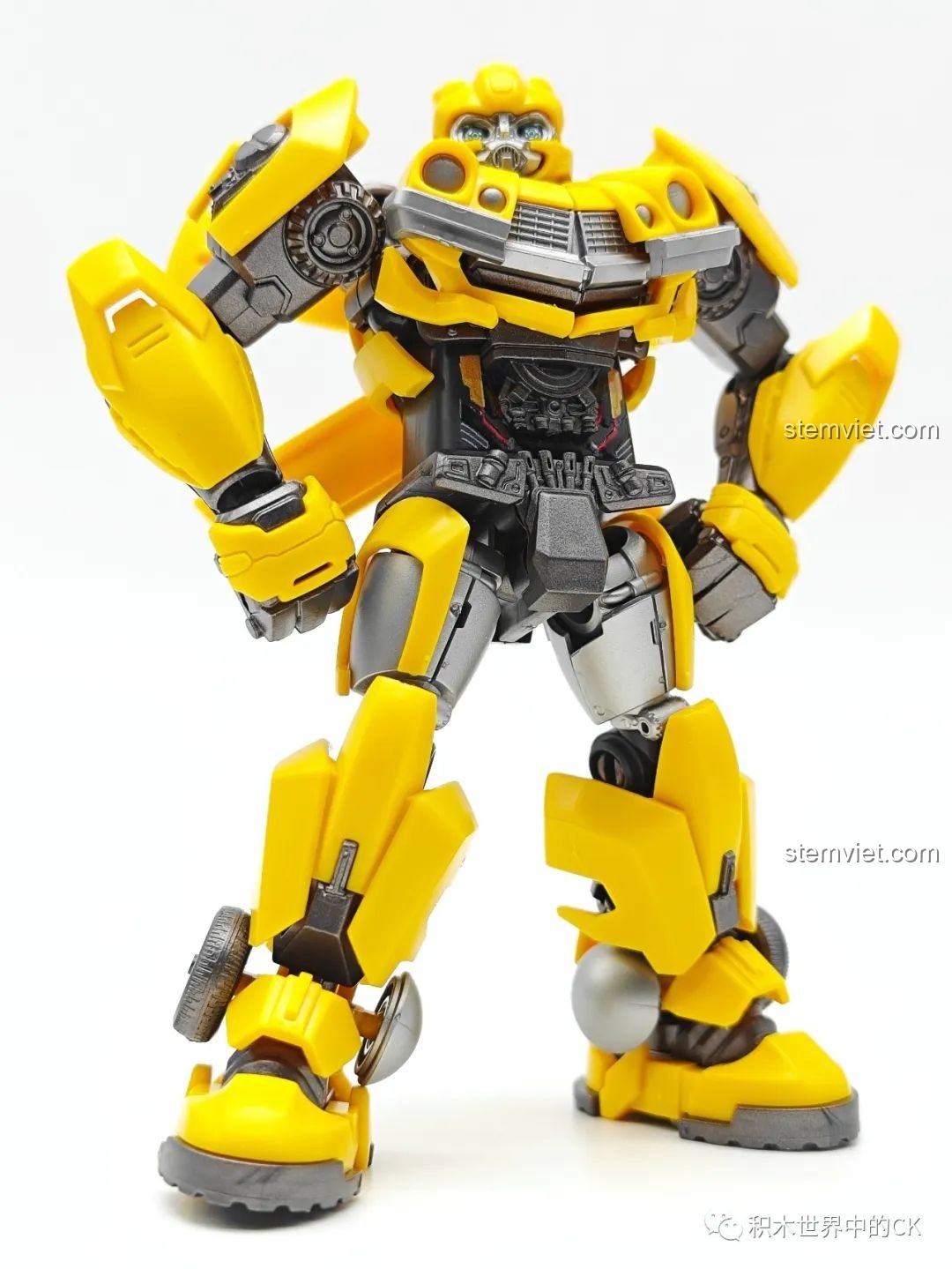 Mô hình BLOKEES 71142 Bumblebee đứng cùng các mô hình khác như Optimus Prime, Ultraman, King Kong và minifigure LEGO.