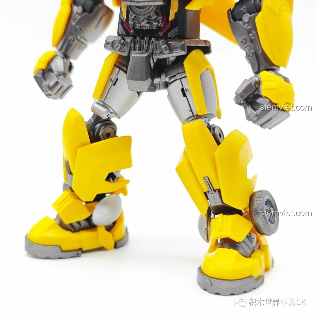 Mô hình BLOKEES 71142 Bumblebee đứng cạnh Optimus Prime, cho thấy tỉ lệ kích thước và sự tương thích giữa các bộ.