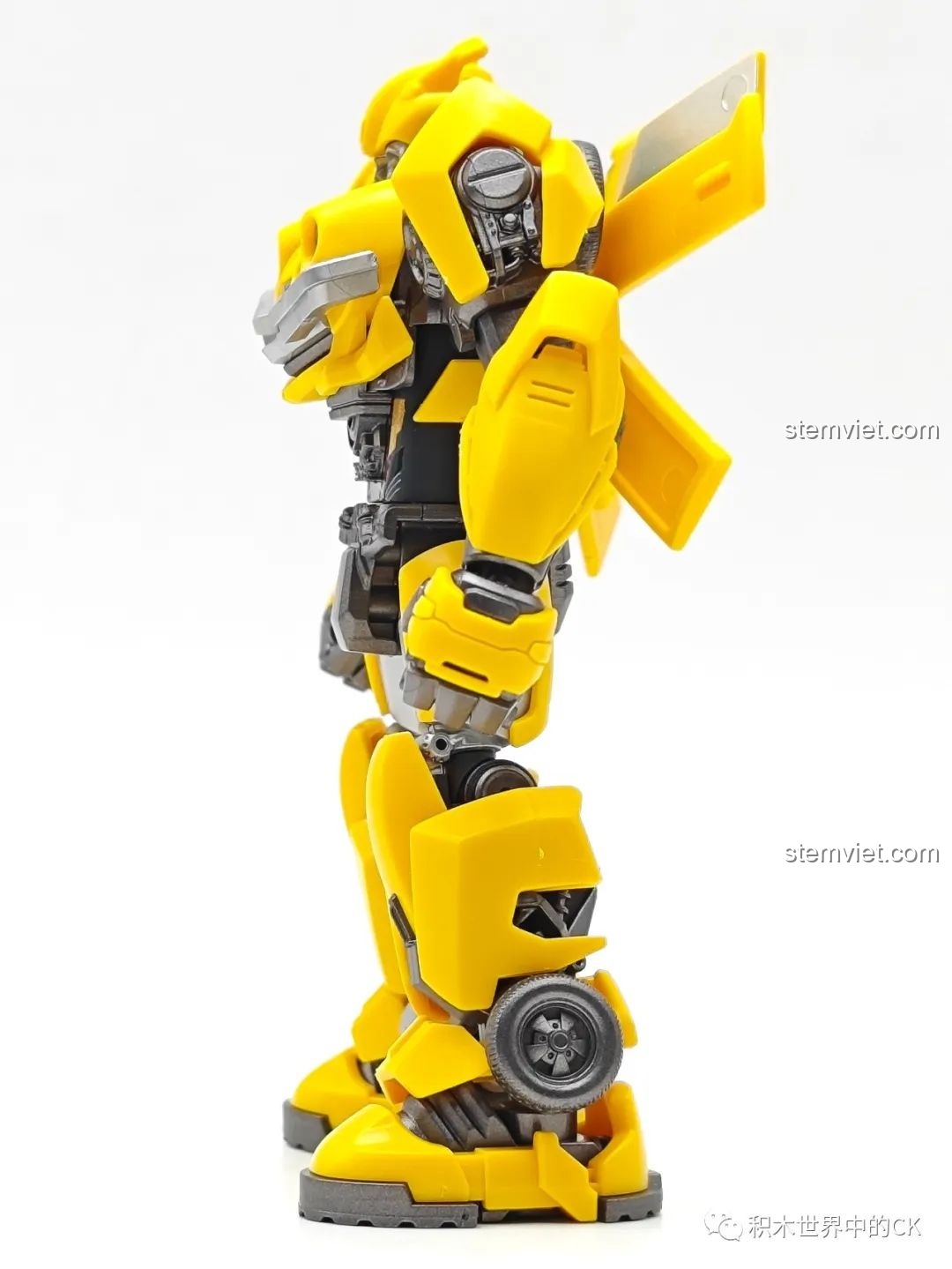Mô hình robot Bumblebee BLOKEES 71142 đã hoàn thành, nhìn từ phía bên cạnh, thể hiện các chi tiết khớp nối và giáp.