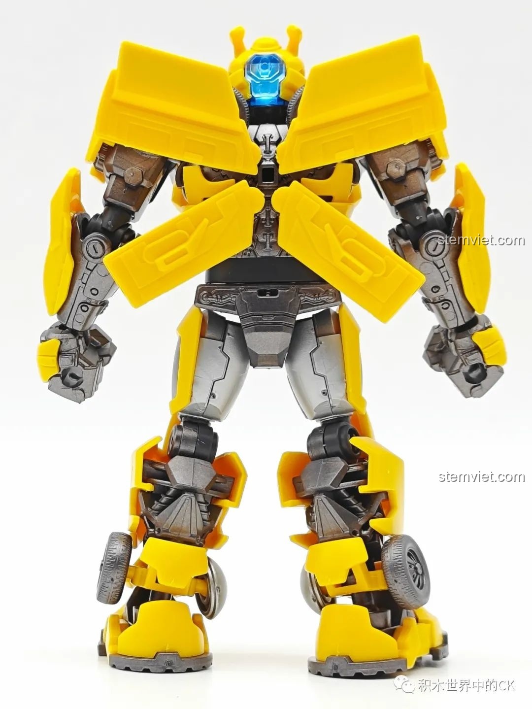 Mô hình robot Bumblebee BLOKEES 71142 đã hoàn thành, nhìn từ góc chéo phía sau, thể hiện tổng thể thiết kế.
