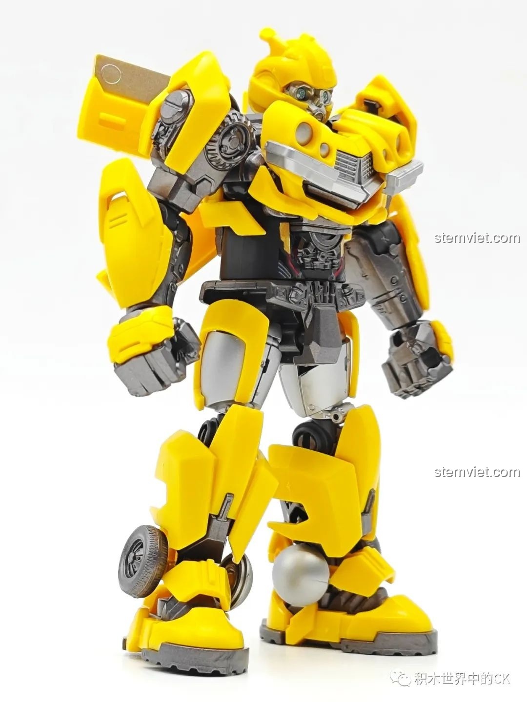Mô hình robot Bumblebee BLOKEES 71142 đã hoàn thành, nhìn từ góc nghiêng nhẹ phía trước, thể hiện sự cân đối.