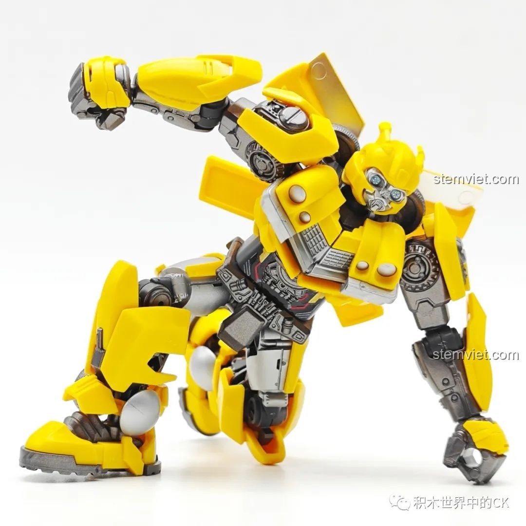 Mô hình BLOKEES 71142 Bumblebee trong tư thế bắn súng với đại bác tay, thể hiện sức mạnh chiến đấu của robot.