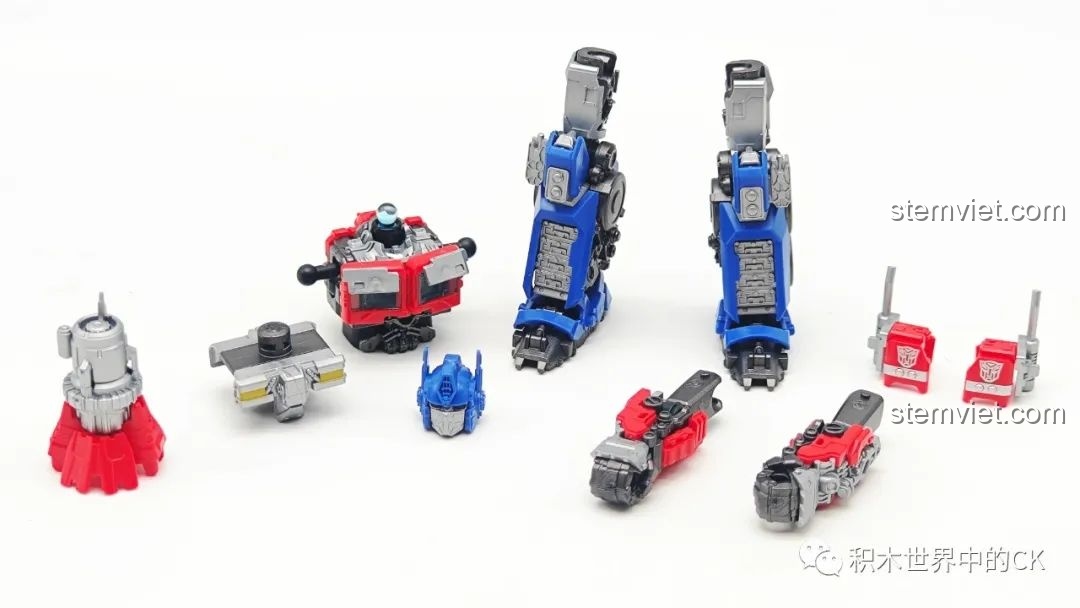 Các bộ phận chính của mô hình Optimus Prime BLOKEES 71141 được tách rời, sẵn sàng để lắp ráp thành một robot hoàn chỉnh.
