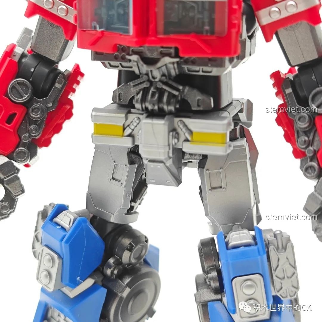 Cận cảnh phần chân và hông của mô hình Optimus Prime BLOKEES 71141 từ góc nghiêng, làm nổi bật cấu trúc.