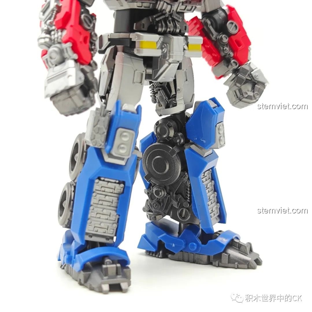 Cận cảnh phần chân và hông của mô hình Optimus Prime BLOKEES 71141 từ phía sau, thể hiện sự hoàn thiện.