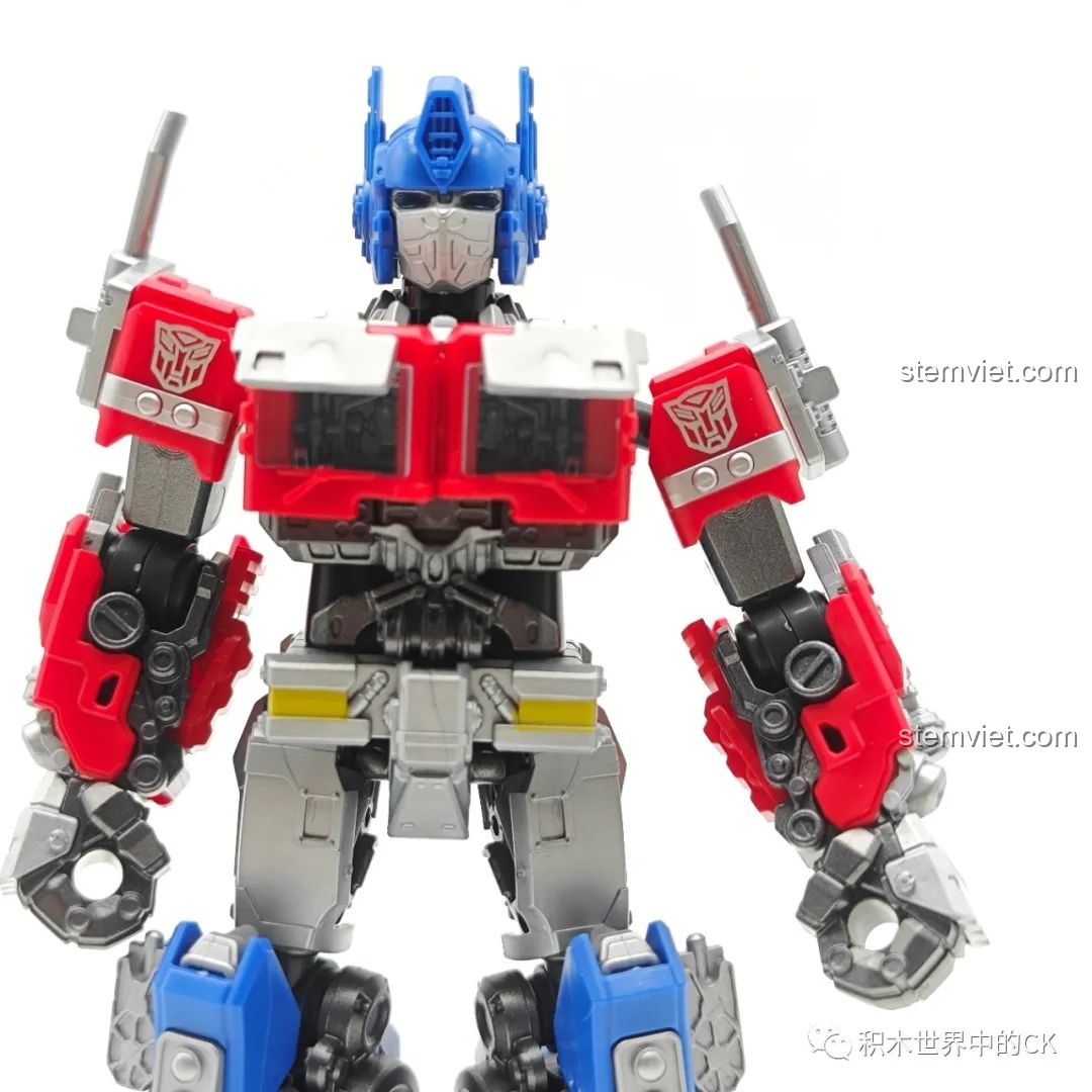 Cận cảnh phần chân và hông của mô hình Optimus Prime BLOKEES 71141, với các chi tiết cơ khí và bánh xe nhỏ.