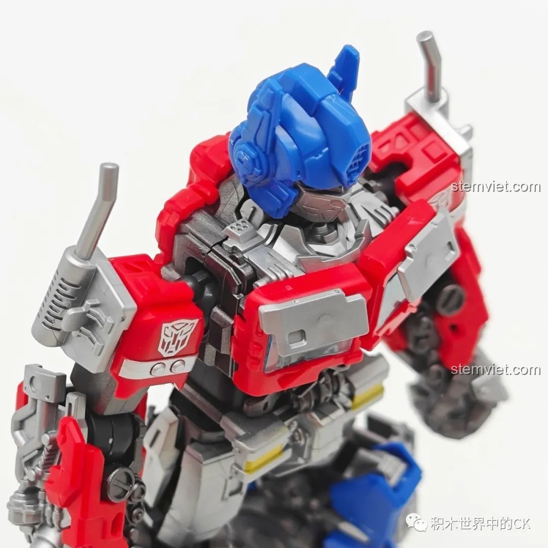 Cận cảnh phần đầu và ngực của mô hình Optimus Prime BLOKEES 71141 từ góc nghiêng, làm nổi bật các đường nét thiết kế.