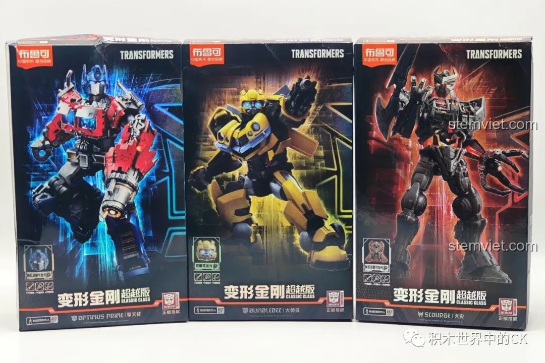 Ba hộp đồ chơi lắp ráp BLOKEES Transformers, bao gồm Optimus Prime, Bumblebee và Scourge, thể hiện sự đa dạng của dòng sản phẩm BLOKEES 71141 Optimus Prime.