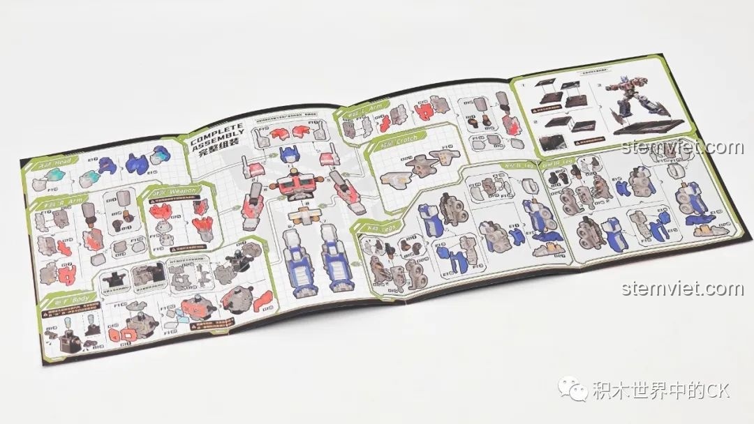 Sách hướng dẫn lắp ráp mô hình Optimus Prime BLOKEES 71141 mở rộng, hiển thị toàn bộ quy trình lắp ráp từ đầu đến cuối.