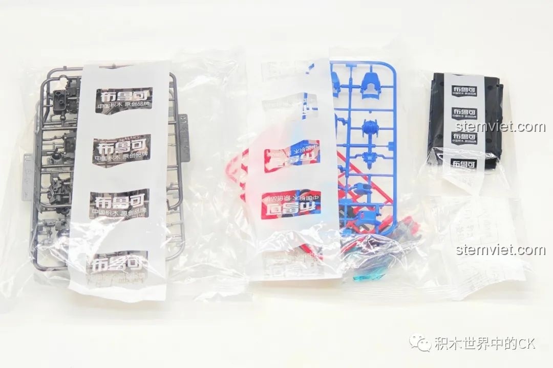 Các túi mảnh ghép được đóng gói cẩn thận bên trong hộp đồ chơi lắp ráp BLOKEES 71141 Optimus Prime, sẵn sàng cho quá trình lắp ráp.