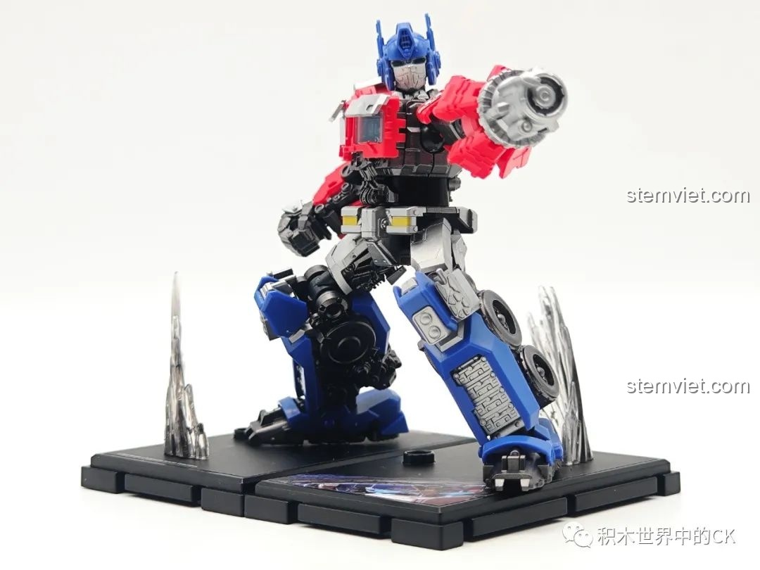 So sánh mô hình Optimus Prime BLOKEES 71141 (bên phải) với một mô hình Optimus Prime khác, làm nổi bật thiết kế độc đáo của BLOKEES.
