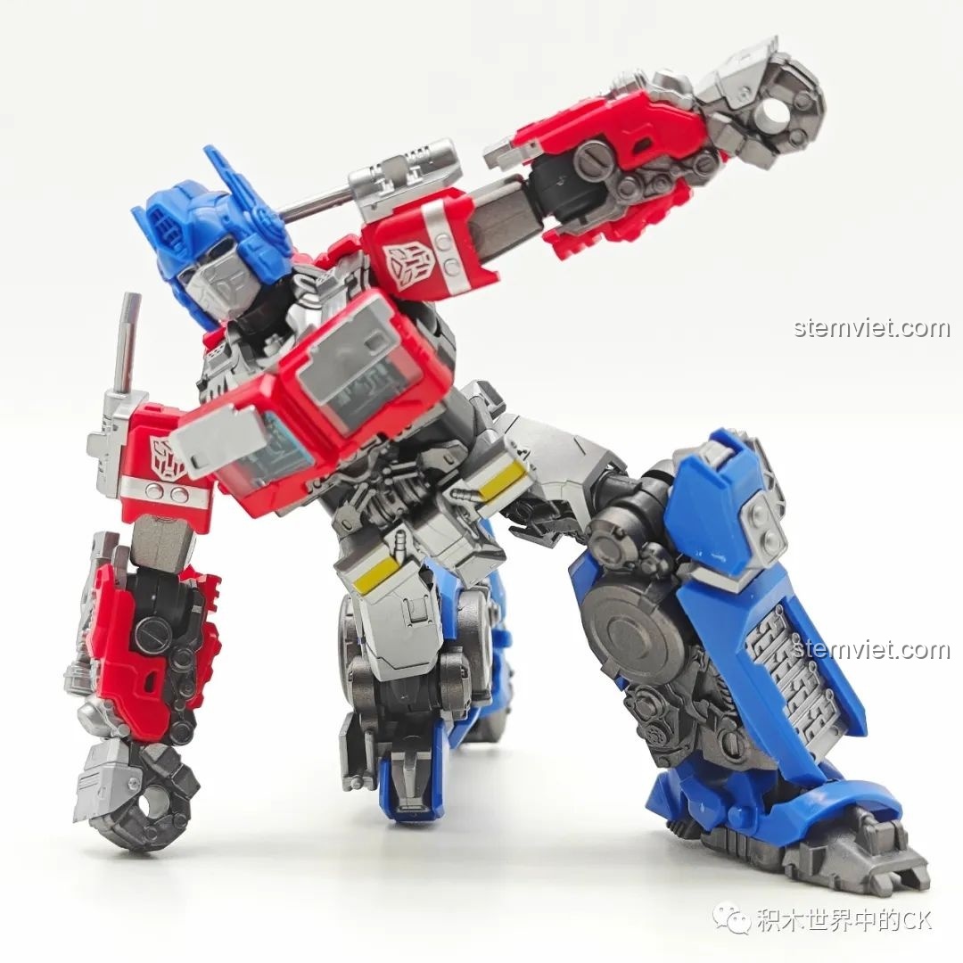 Mô hình Optimus Prime BLOKEES 71141 trong tư thế hành động mạnh mẽ, sẵn sàng chiến đấu.
