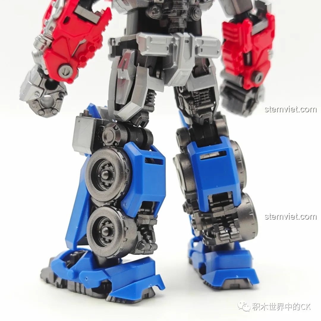 Mô hình Optimus Prime BLOKEES 71141 trong tư thế quỳ gối đầy uy lực, thể hiện khả năng tạo dáng linh hoạt của sản phẩm.