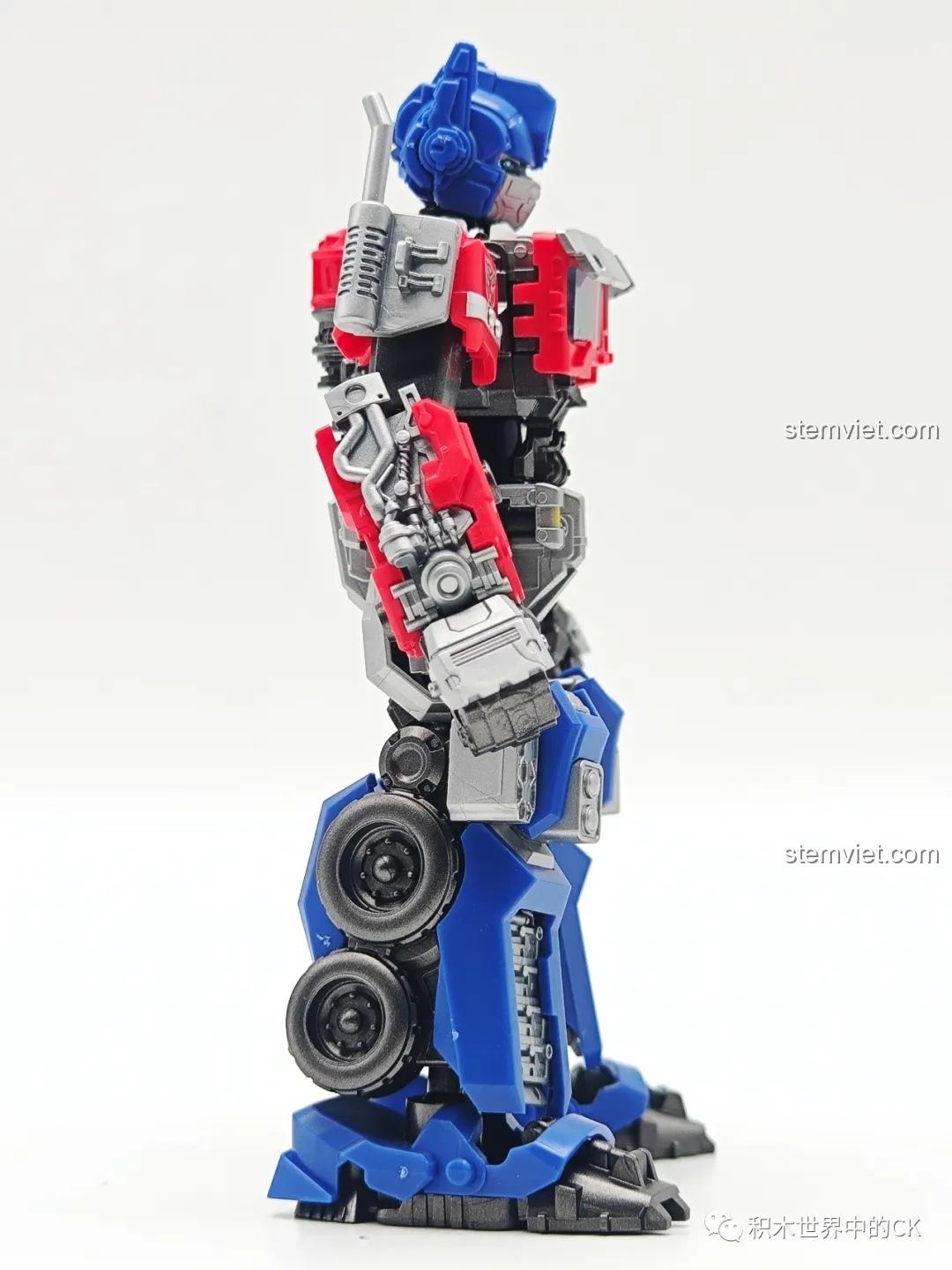 Mô hình Optimus Prime BLOKEES 71141 từ góc nhìn nghiêng đối diện, thể hiện sự đối xứng và chi tiết.