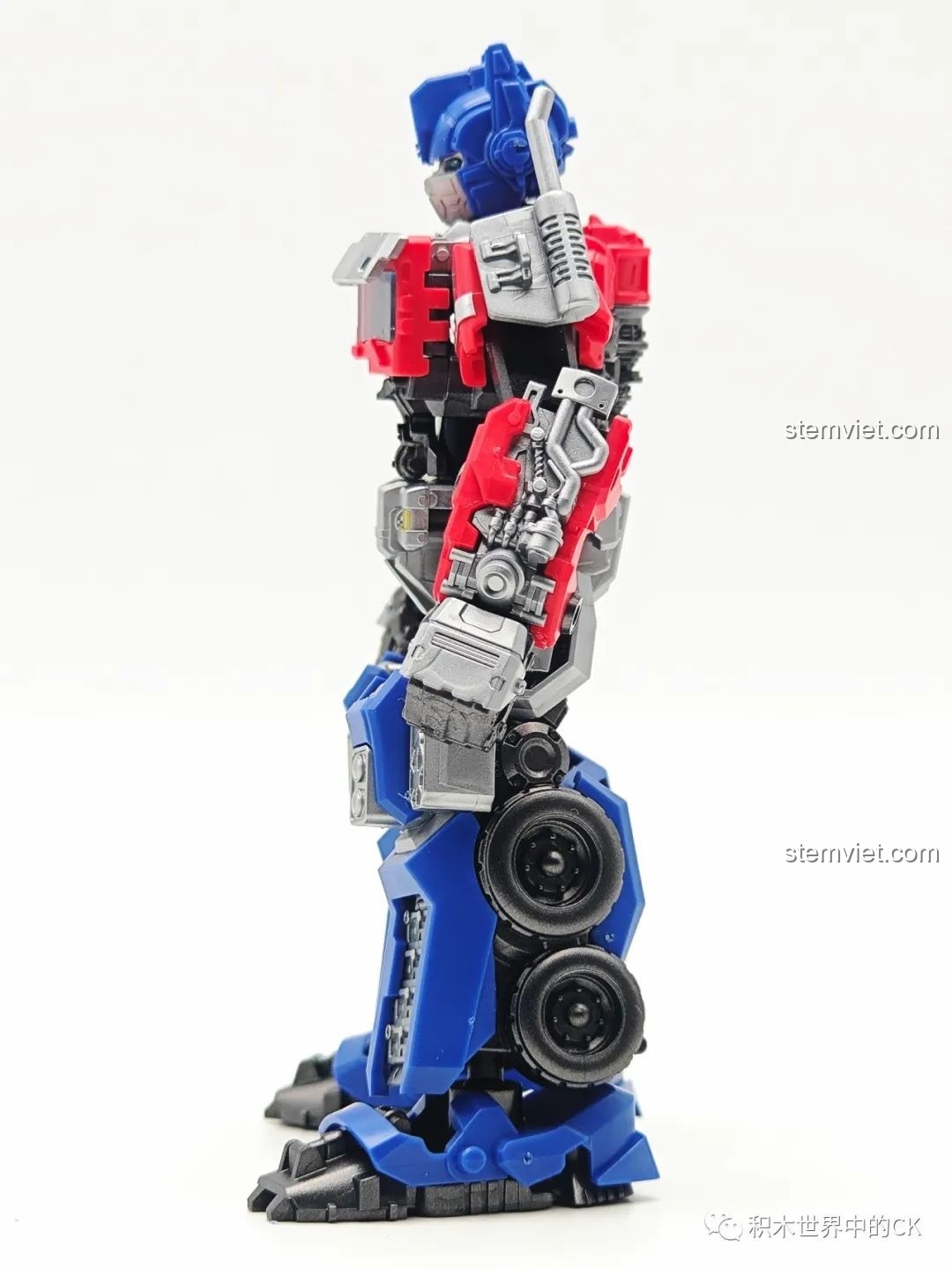 Mô hình Optimus Prime BLOKEES 71141 đã lắp ráp hoàn chỉnh từ góc nhìn nghiêng, khoe các chi tiết cơ khí và khớp nối.
