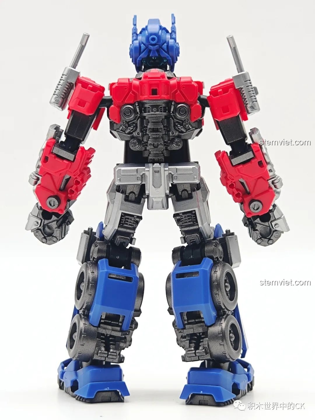 Mô hình Optimus Prime BLOKEES 71141 từ góc nhìn sau nghiêng, làm nổi bật các đường nét thiết kế và khớp nối.