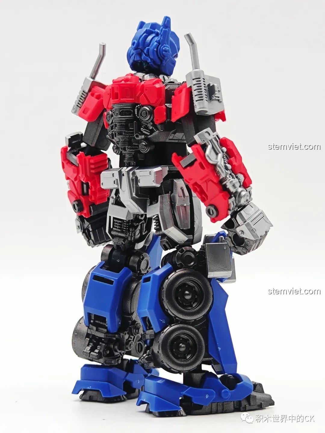 Mô hình Optimus Prime BLOKEES 71141 từ góc nhìn sau nghiêng, nhấn mạnh khả năng tạo dáng linh hoạt.