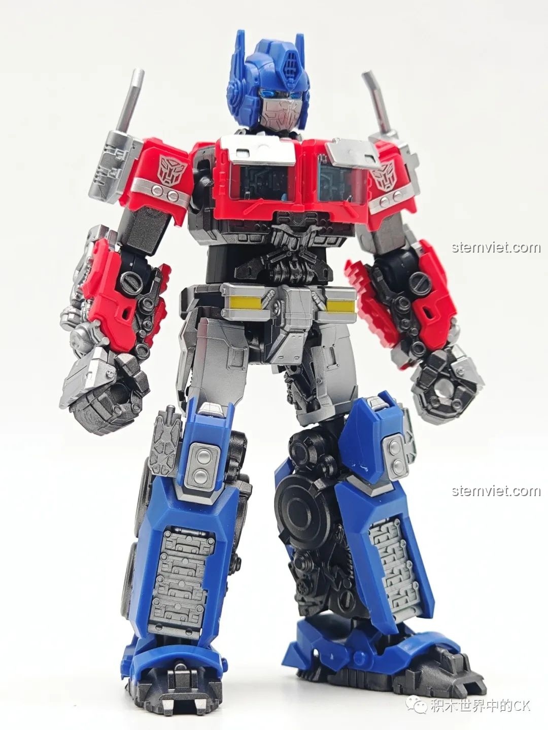 Mô hình Optimus Prime BLOKEES 71141 từ góc nhìn trước nghiêng, làm nổi bật phần vai và ngực.