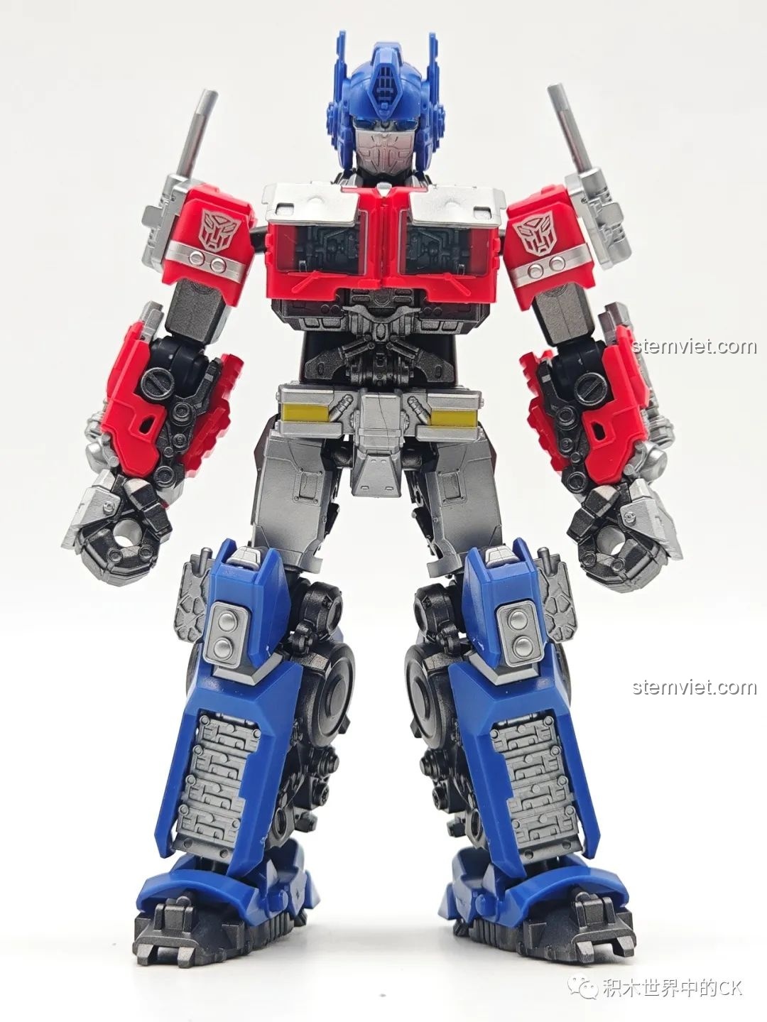 Mô hình Optimus Prime BLOKEES 71141 từ góc nhìn trước nghiêng, thể hiện sự uy nghi của Thủ lĩnh Autobot.