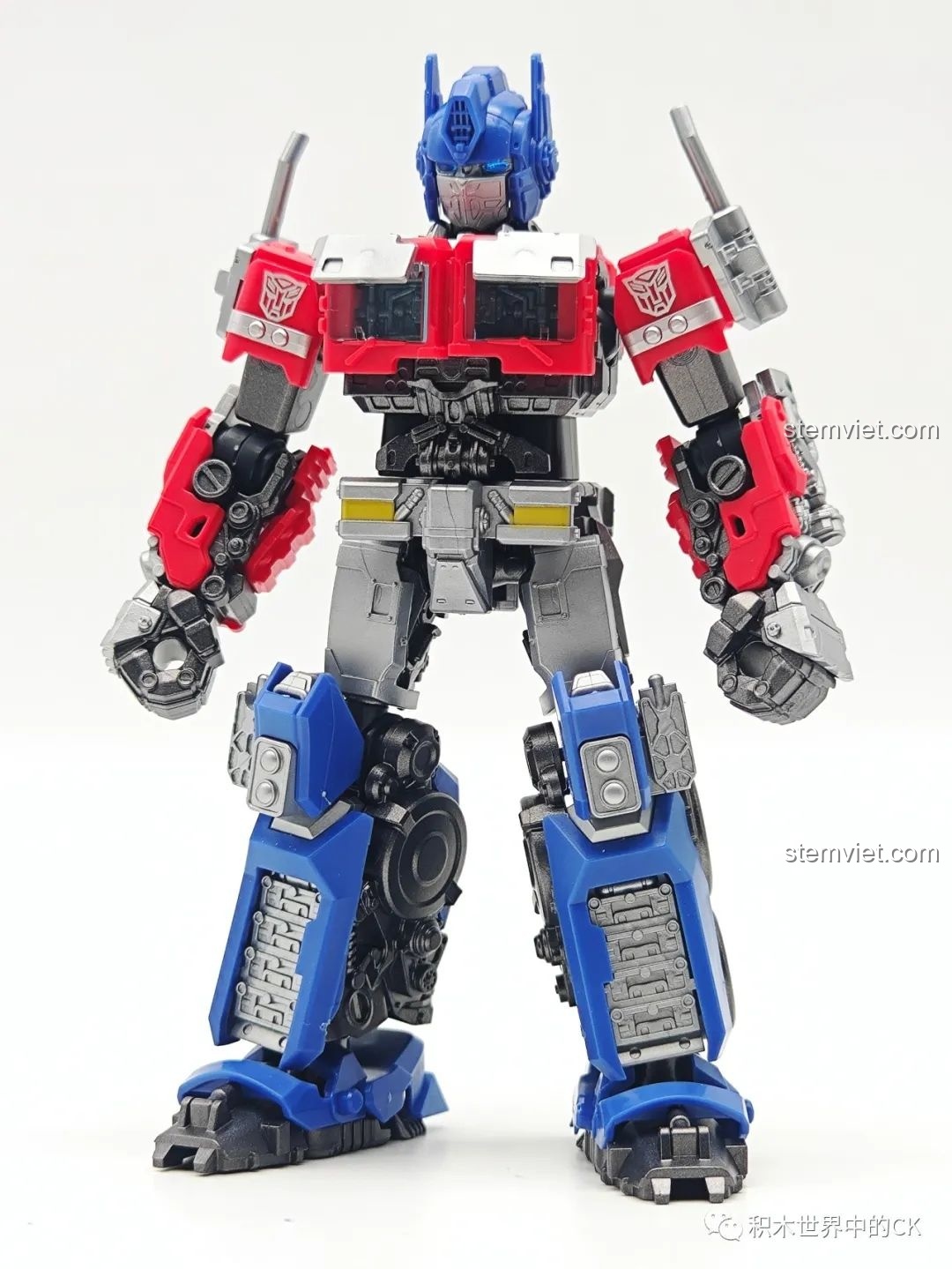 Mô hình Optimus Prime BLOKEES 71141 đã lắp ráp hoàn chỉnh, đứng thẳng oai vệ từ góc nhìn phía trước, thể hiện chi tiết sắc nét.