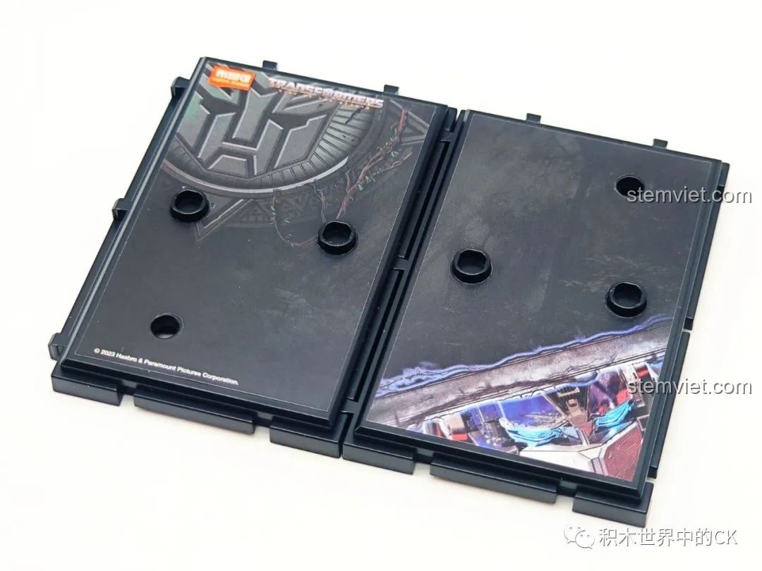 Mô hình Optimus Prime BLOKEES 71141 đứng trên đế trưng bày, tạo nên một tổng thể ấn tượng và sẵn sàng cho bộ sưu tập.