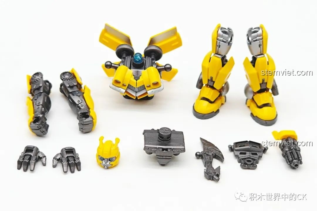 Các bộ phận đã được lắp ráp sơ bộ của mô hình BLOKEES 71142 Bumblebee, cho thấy tiến độ và cấu trúc ban đầu của robot.