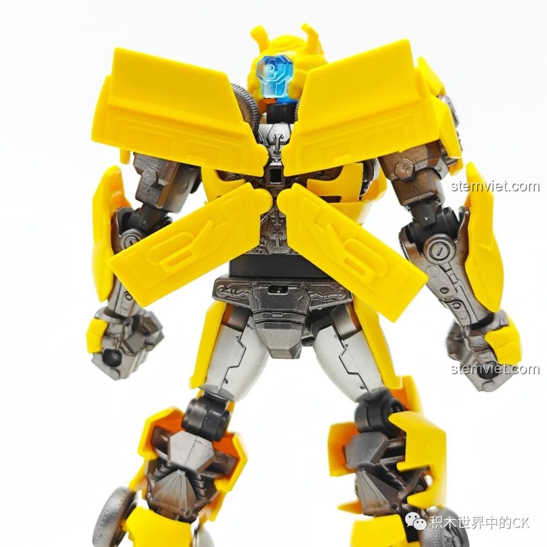 Cận cảnh chi tiết cánh sau của mô hình BLOKEES 71142 Bumblebee, thể hiện cơ chế gập gọn khi biến hình.