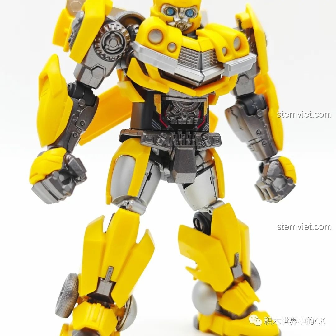 Cận cảnh chi tiết chân và bàn chân của mô hình BLOKEES 71142 Bumblebee, với các khớp nối và bánh xe tích hợp.