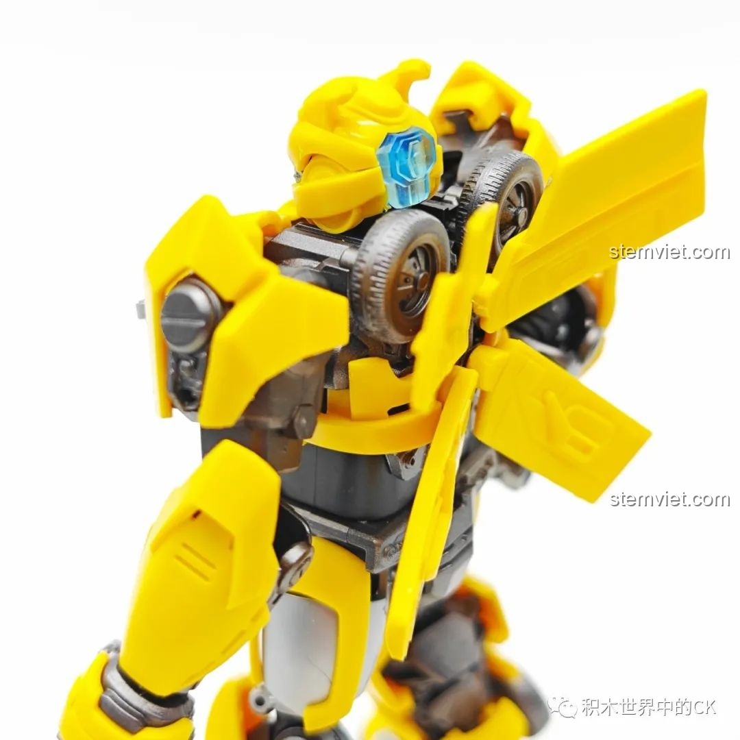 Cận cảnh chi tiết vai và lưng của mô hình BLOKEES 71142 Bumblebee, cho thấy các khớp nối và cơ chế biến hình.