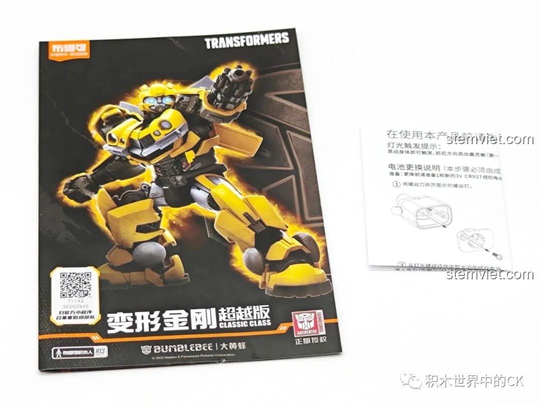 Sách hướng dẫn lắp ráp chi tiết của bộ đồ chơi BLOKEES 71142 Bumblebee, giúp người chơi dễ dàng lắp ráp mô hình robot biến hình.