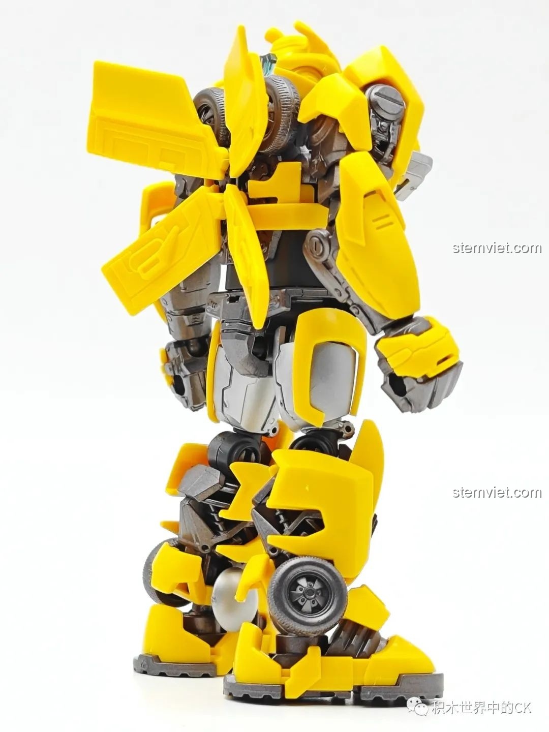 Mô hình robot Bumblebee BLOKEES 71142 đã hoàn thành, nhìn từ góc chéo phía trước, tôn lên vẻ dũng mãnh.
