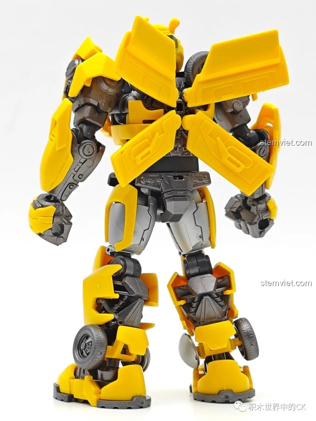 Mô hình robot Bumblebee BLOKEES 71142 đã hoàn thành, nhìn từ phía sau, với các chi tiết biến hình và cánh.