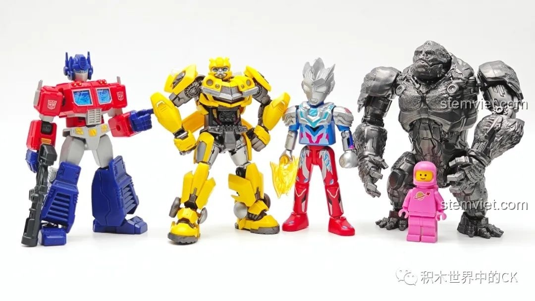 Mô hình BLOKEES 71142 Bumblebee được trưng bày trên đế với hiệu ứng lửa, tạo cảnh tượng chiến đấu sống động.