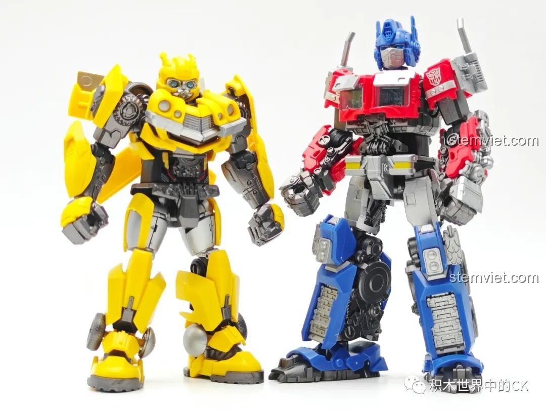 Mô hình BLOKEES 71142 Bumblebee trong tư thế chiến đấu quỳ gối, thể hiện khả năng khớp nối linh hoạt và tạo dáng đa dạng.
