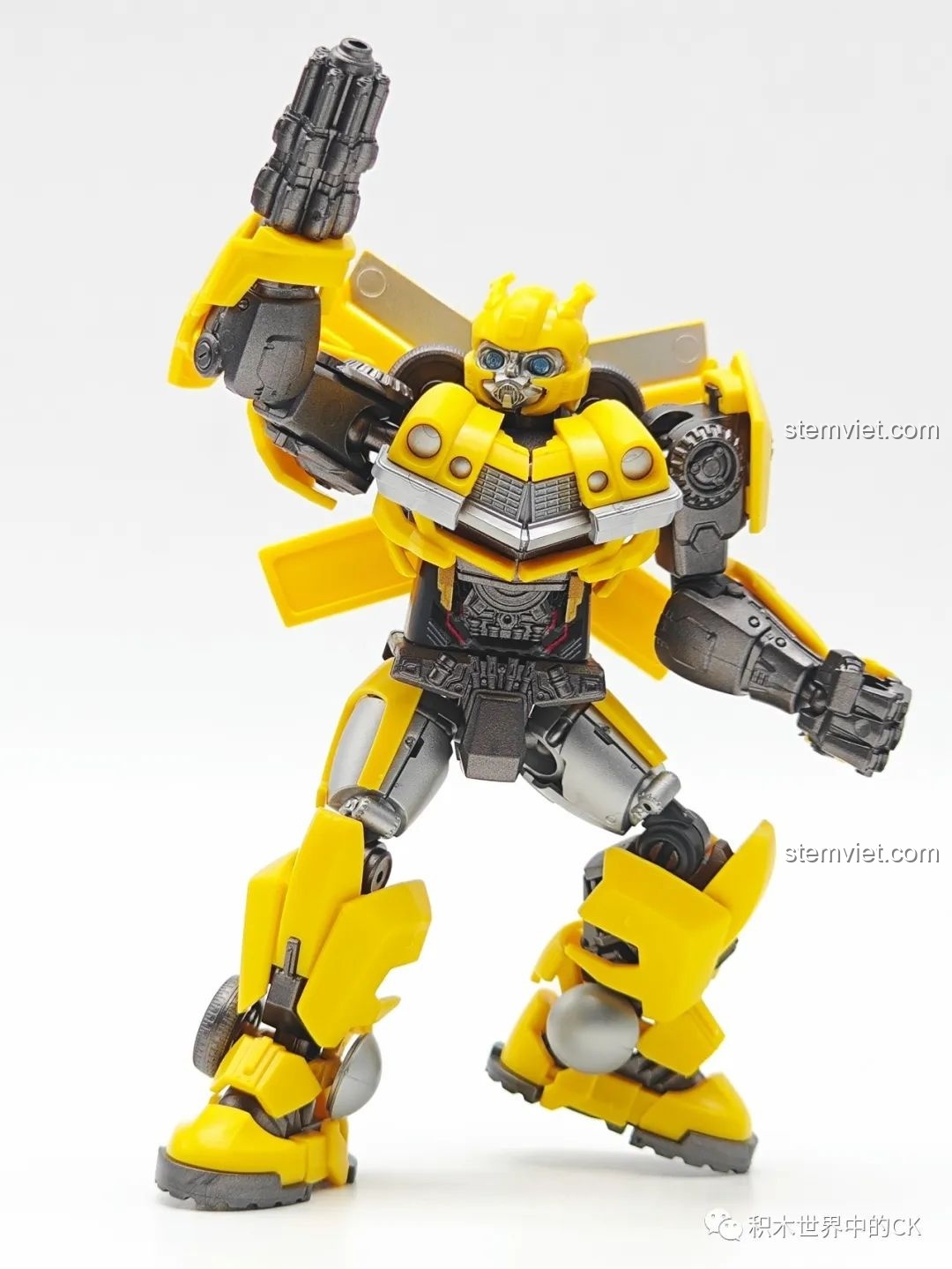Mô hình BLOKEES 71142 Bumblebee trong tư thế đứng thẳng mạnh mẽ, sẵn sàng đối mặt với mọi thử thách.