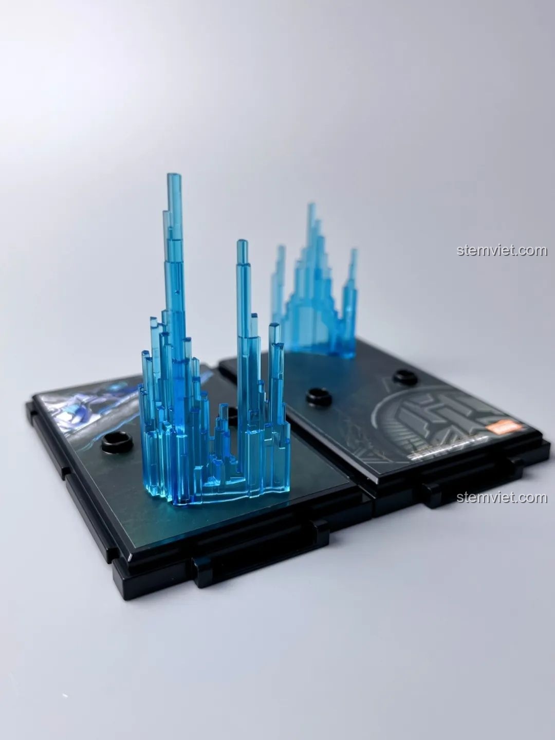 Đế trưng bày màu đen với hiệu ứng năng lượng màu xanh trong suốt cho mô hình BLOKEES 71151 Mirage Transformers.