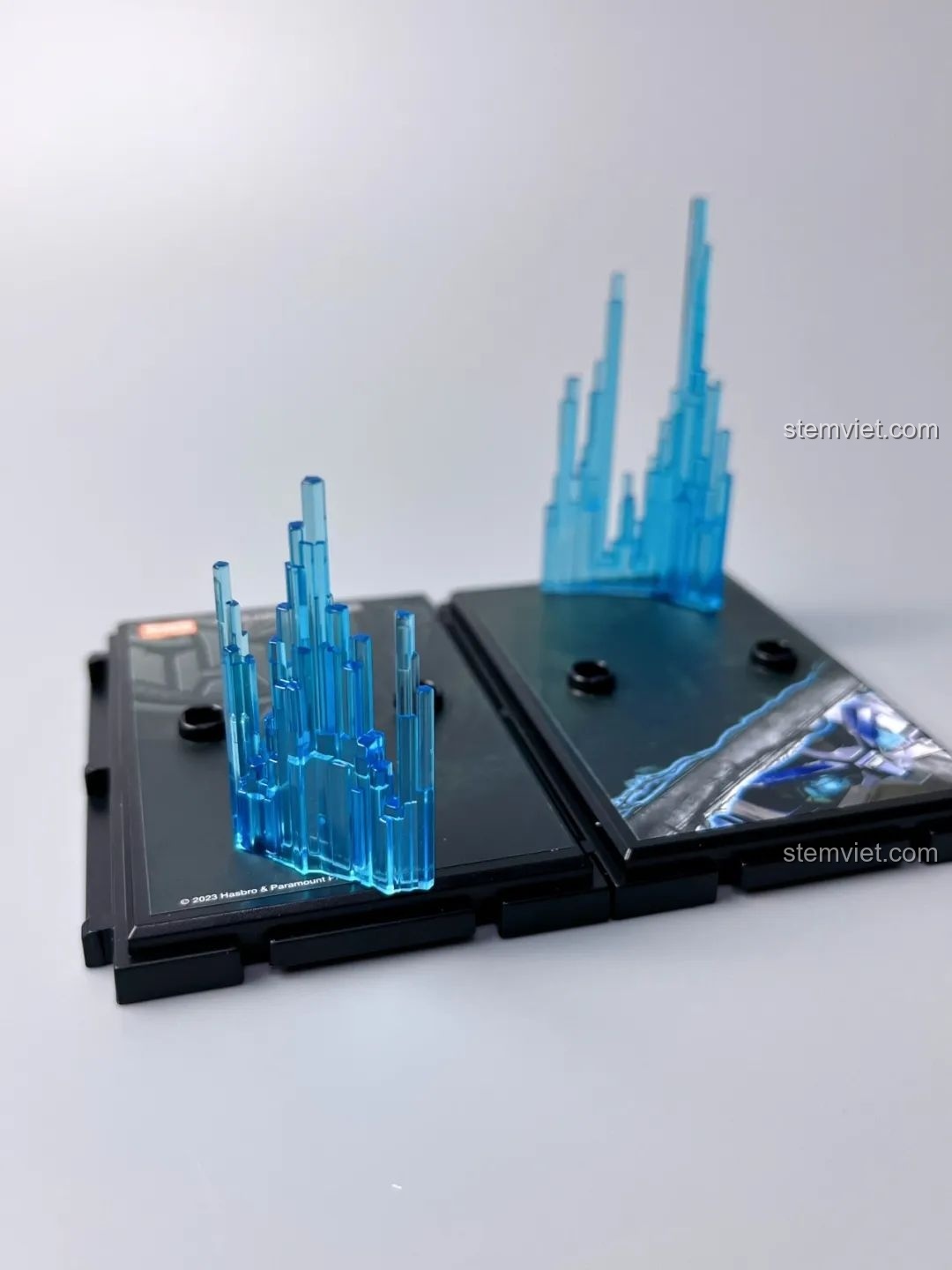 Góc nhìn cận cảnh đế trưng bày của BLOKEES 71151 Mirage Transformers, chi tiết hiệu ứng năng lượng.