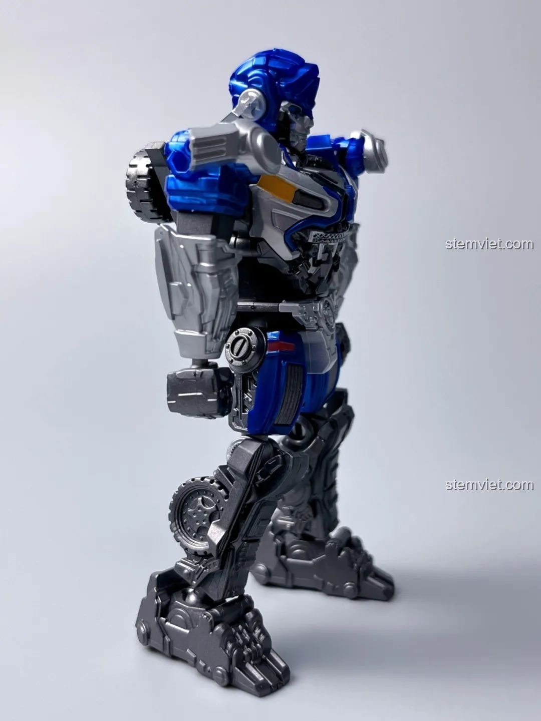 Góc nghiêng khác của mô hình BLOKEES 71151 Mirage Transformers, thể hiện tư thế sẵn sàng chiến đấu.