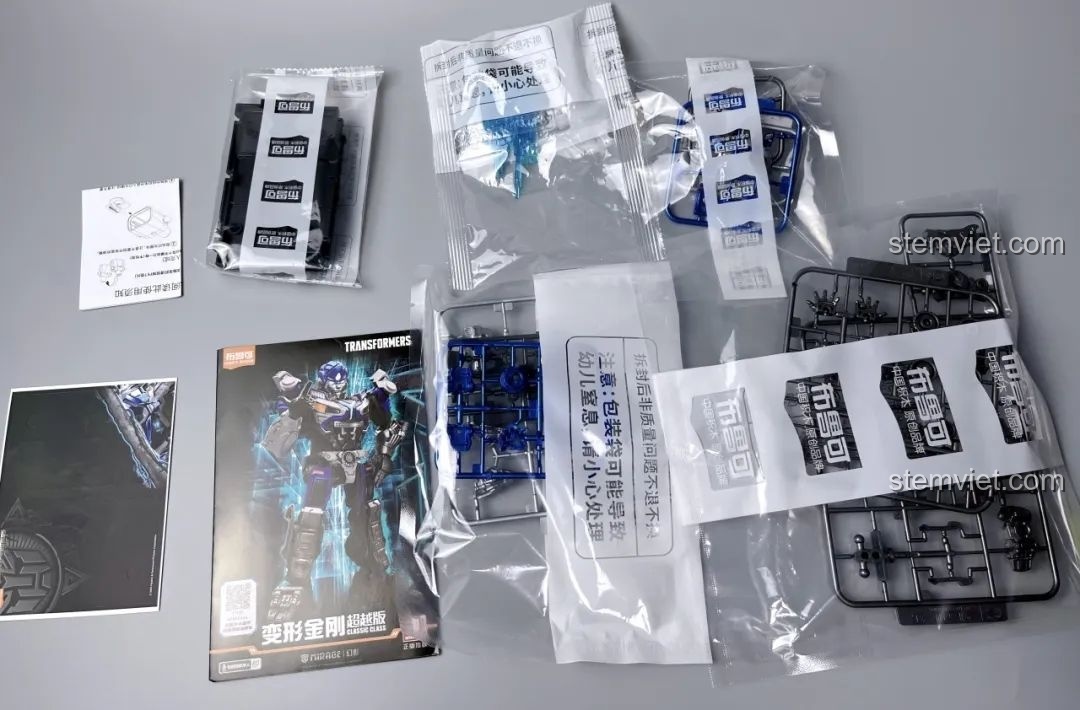 Toàn bộ linh kiện bên trong hộp BLOKEES 71151 Mirage Transformers, bao gồm các túi mảnh ghép và sách hướng dẫn.