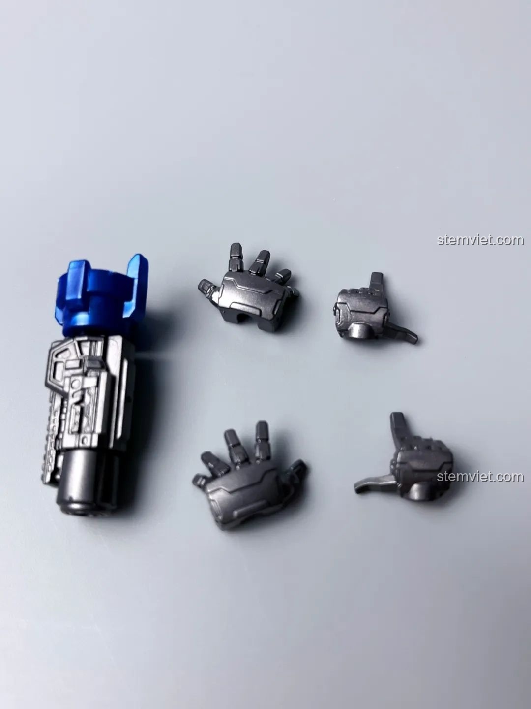 Các phụ kiện đi kèm BLOKEES 71151 Mirage Transformers: nhiều bàn tay thay thế và vũ khí.